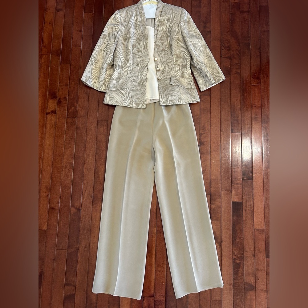 Flores & Flores Women's 100% Silk Beige Three Piece Pantsuit Size 6